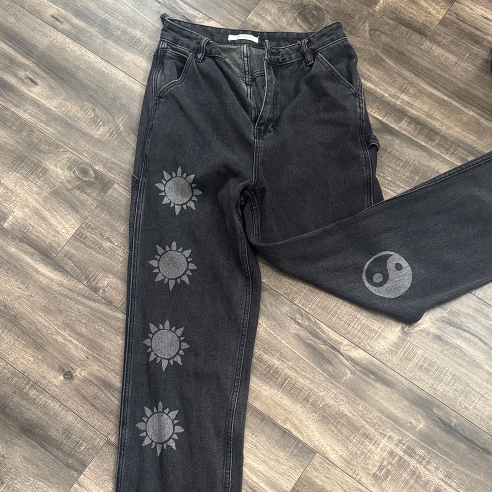 Pacsun 90’s BF Carpenter jeans with Sun and Yin Yang Design size 28